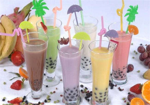 奶茶最新联名款跨界合作引领饮品界新风潮
