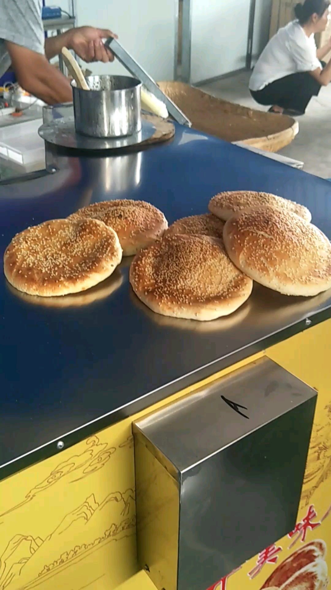 最新打烧饼机火爆来袭，成为创业者的得力助手